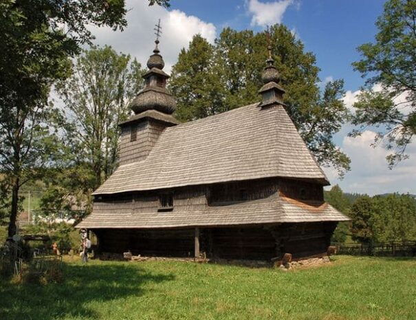 Дерев'яна церква в Карпатах